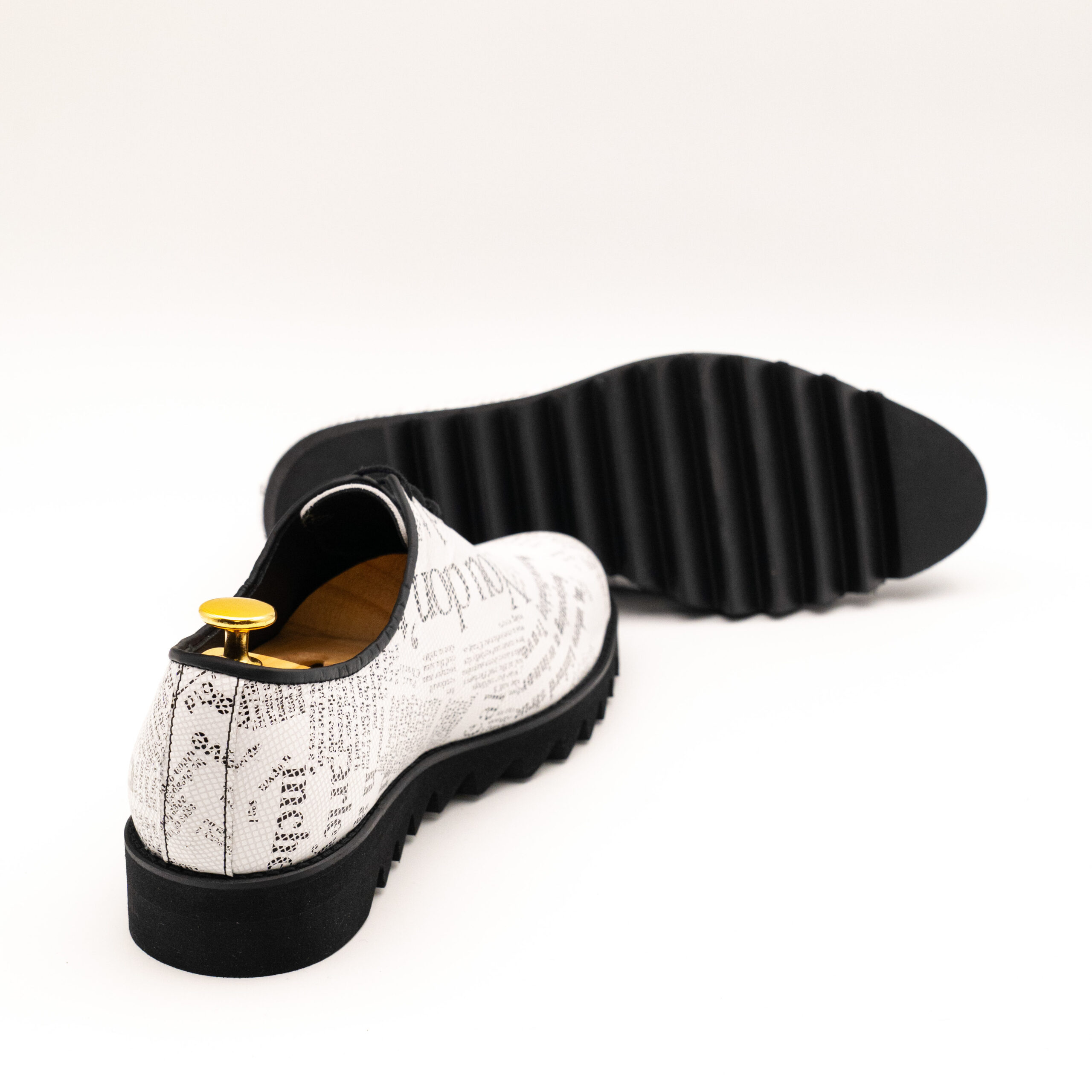 Pantofi barbati smart casual piele alba imprimeu ziar talpa usoara