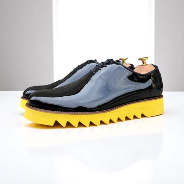 Pantofi barbati smart casual piele lac negru talpa usoara galbena